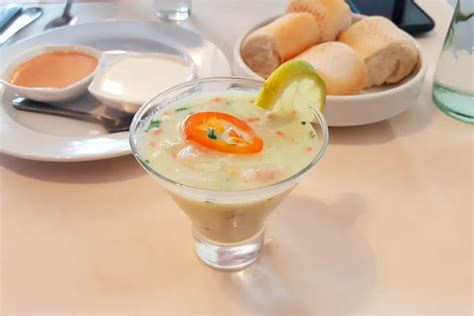 Variedad de platos con leche de tigre