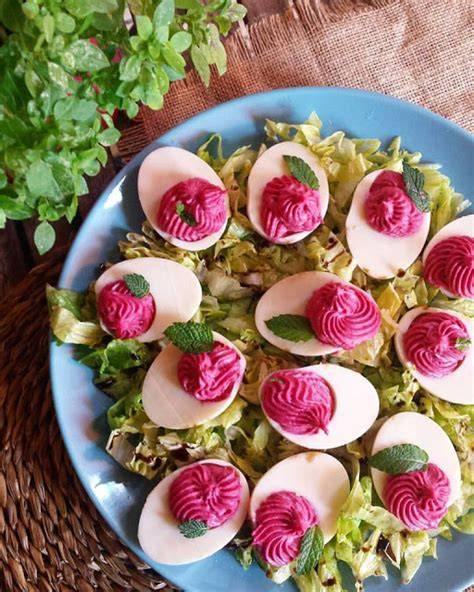 Huevos rellenos de remolacha y atún decorados