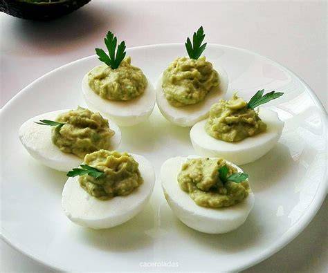 Huevos rellenos de aguacate y remolacha