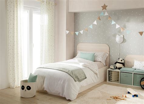 Habitación infantil con paredes grises y detalles en berenjena