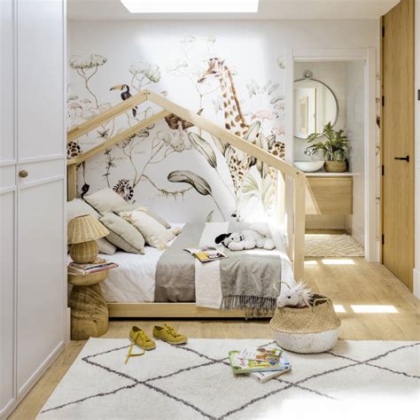 Habitación infantil con cama tipo casa y detalles en berenjena