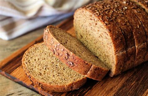 Variantes de pan de linaza con diferentes semillas e hierbas