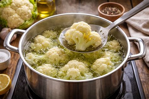Coliflor cociéndose en una olla