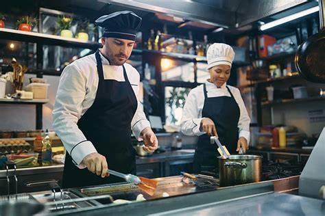 Clientes eligiendo opciones saludables en un restaurante