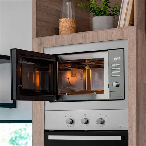 Horno microondas con tostador integrado en una cocina moderna
