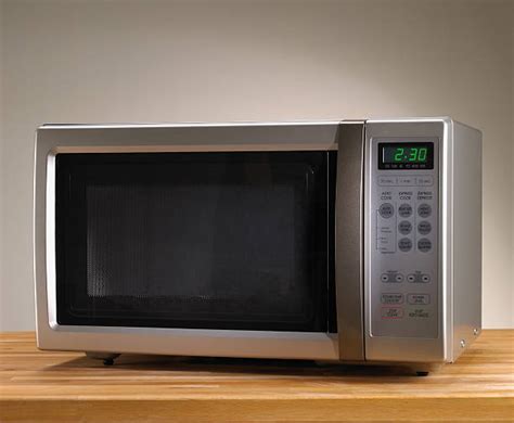 Imagen de un microondas con materiales plásticos