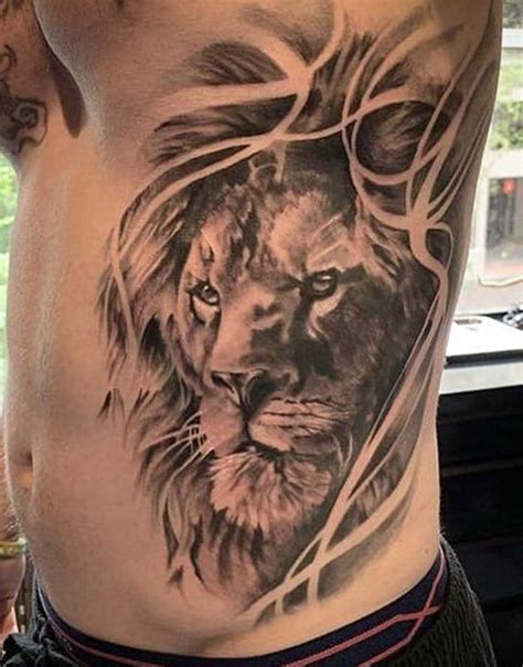 Tatuaje de león rugiendo en las costillas