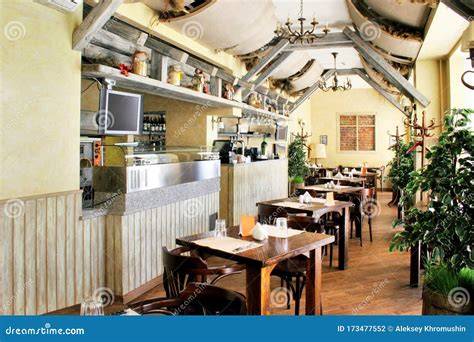 Interior acogedor de un restaurante tradicional español