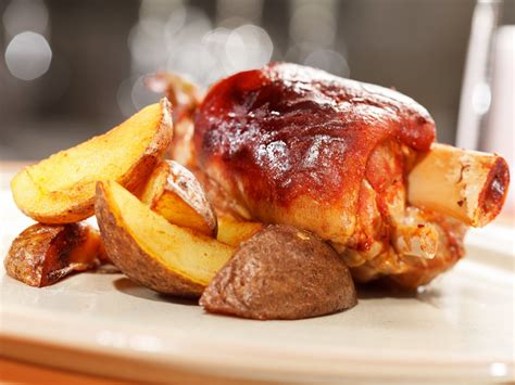 Plato de codillo al horno con guarnición