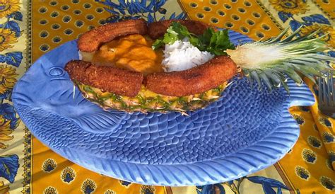 Presentación de langosta al curry en piña