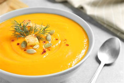 Plato de crema de calabaza con jengibre decorado con semillas
