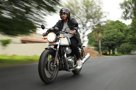 Persona instalando una parrilla en una moto