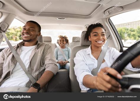 Familias disfrutando de un paseo en carro por Rancho Grande Park