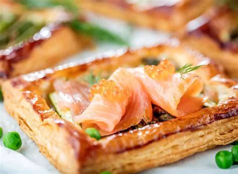 Pastel de salmón ahumado en hojaldre