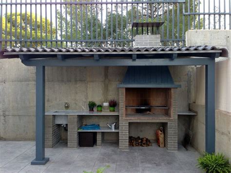 Barbacoa de obra en un porche