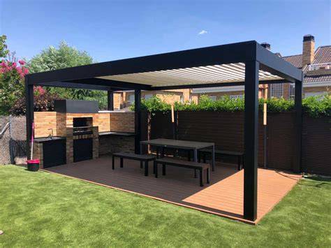 Pérgola bioclimática en zona de barbacoa