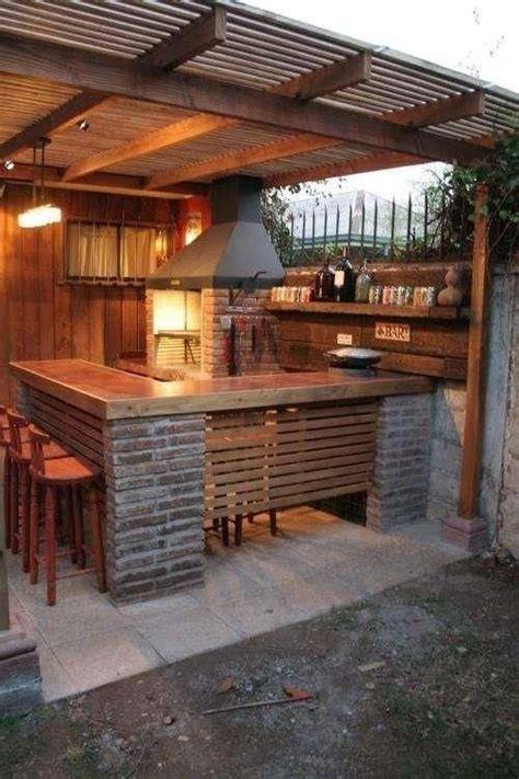 Barra de bar de obra junto a barbacoa