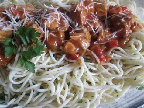 Espaguetis con dados de cerdo en salsa de tomate