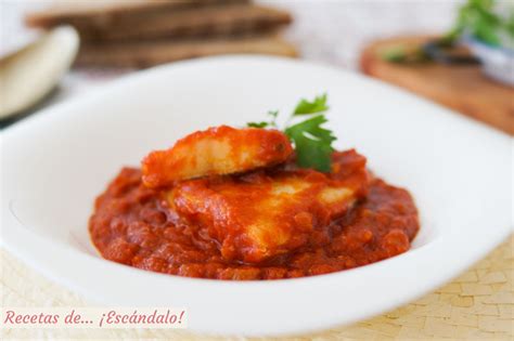 Bacalao con salsa de tomate y guarnición