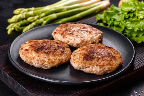 Ingredientes para hamburguesas de pavo: carne picada, huevo, mostaza, pan rallado y perejil