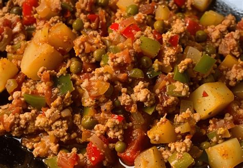 Picadillo de pavo con vegetales y salsa