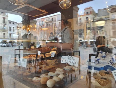 Variedad de productos y ambiente de una cafetería Santagloria