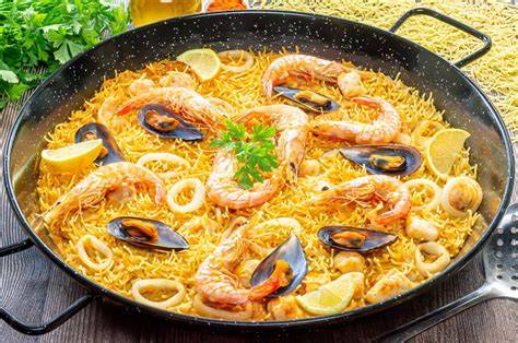 fideua de pescado con fideos perla en paellera