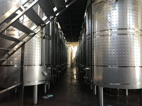 Depósitos de acero inoxidable en una bodega