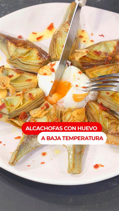 Alcachofas cocinándose en una sartén con ajo y pimentón