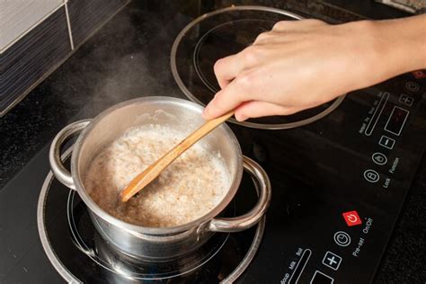 Persona cocinando crepes de avena en una sartén