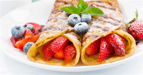 Crepes de avena rellenas con yogur y frutos rojos