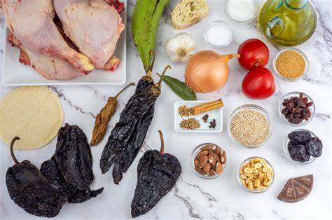 Mesa con ingredientes para mole rojo