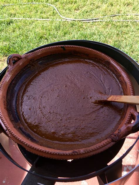 Mole rojo hirviendo suavemente en una cazuela de barro
