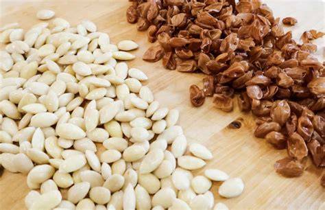 Almendras peladas y sin pelar, mostrando la técnica