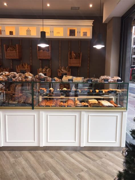Interior de la panadería Francisco Osuna con vitrinas de productos