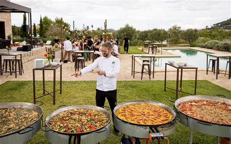 Paella gigante siendo cocinada al aire libre