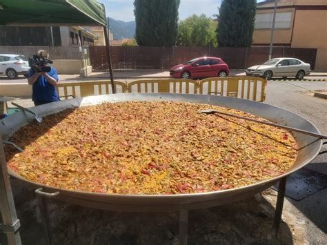Pasos para cocinar paella gigante