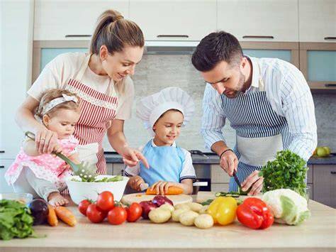Niño cocinando con sus padres