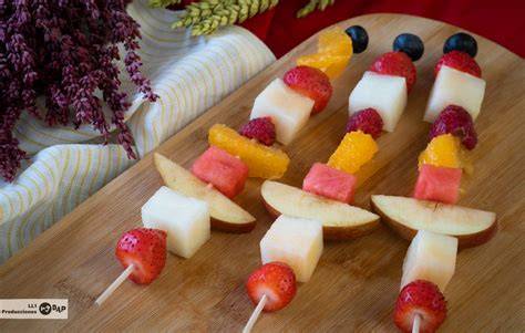 Brochetas de frutas variadas