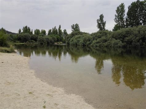 Vista panorámica de la Playa del Río Alberche con sus zonas de descanso