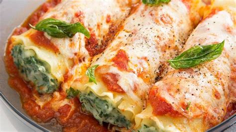Proceso de relleno y enrollado de canelones