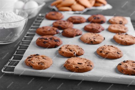 Galletas de coco recién horneadas en una bandeja