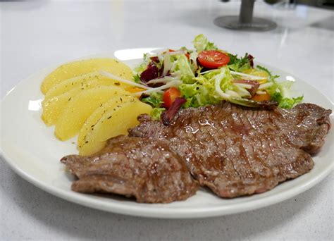 Plato de carne a la plancha con acompañamiento
