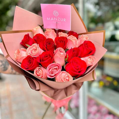 Ramo de rosas rojas y caja de bombones
