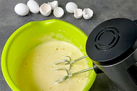 Huevos y azúcar siendo batidos en un bol