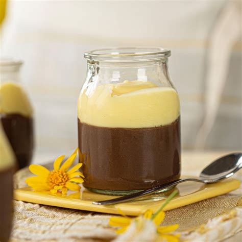 Molde con capas alternas de masa de vainilla y chocolate