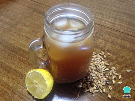 Vaso de agua de cebada refrescante