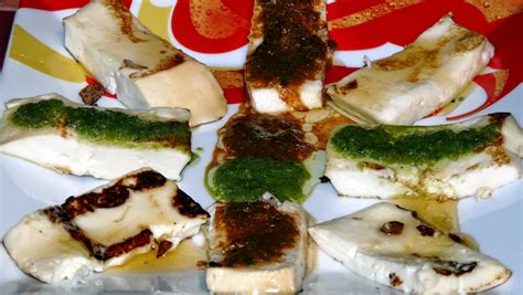 Queso ahumado con mojos rojo y verde