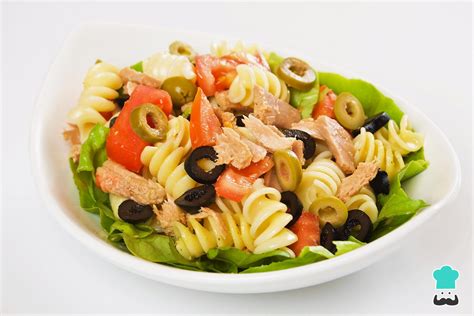 Ensalada de pasta con atún y aceitunas, lista para servir