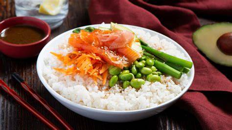Plato de poke bowl con edamame
